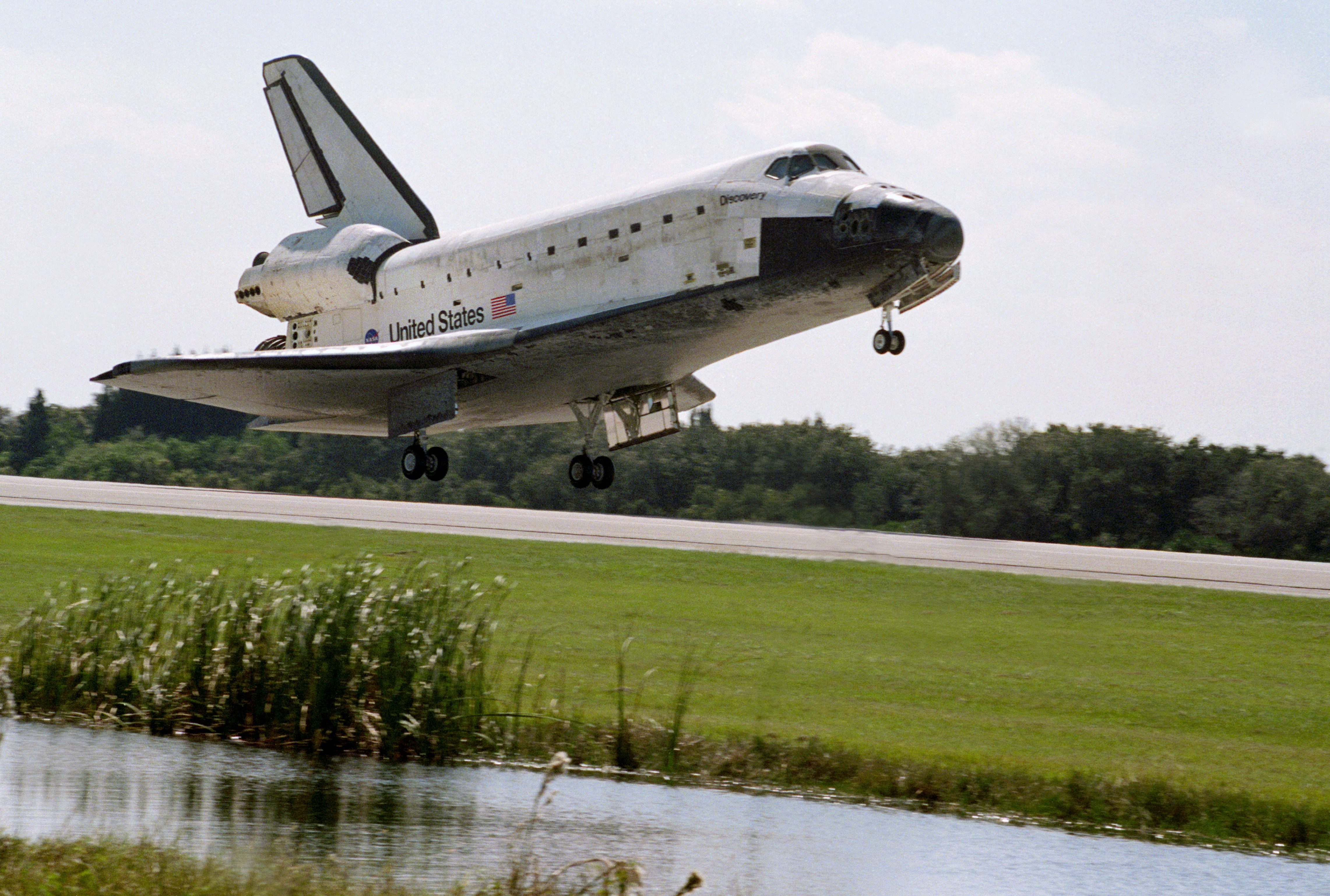 Space Shuttle Discovery lands at NASA’s Kennedy Space Center (KSC) in Florida to end the nine-day STS-95 mission
