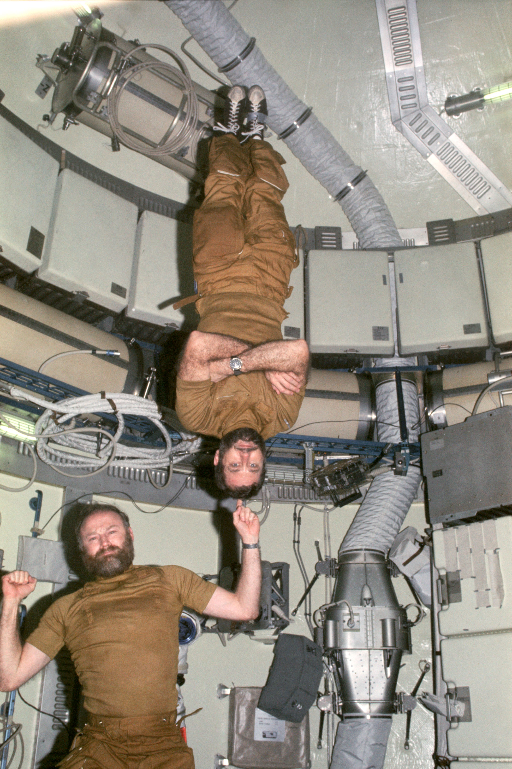 Carr and Pogue demonstrate weightlessness