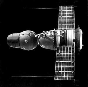 Model of Soyuz 13, showing the replacement of the forward docking system with the Orion-2 telescope inside its housing