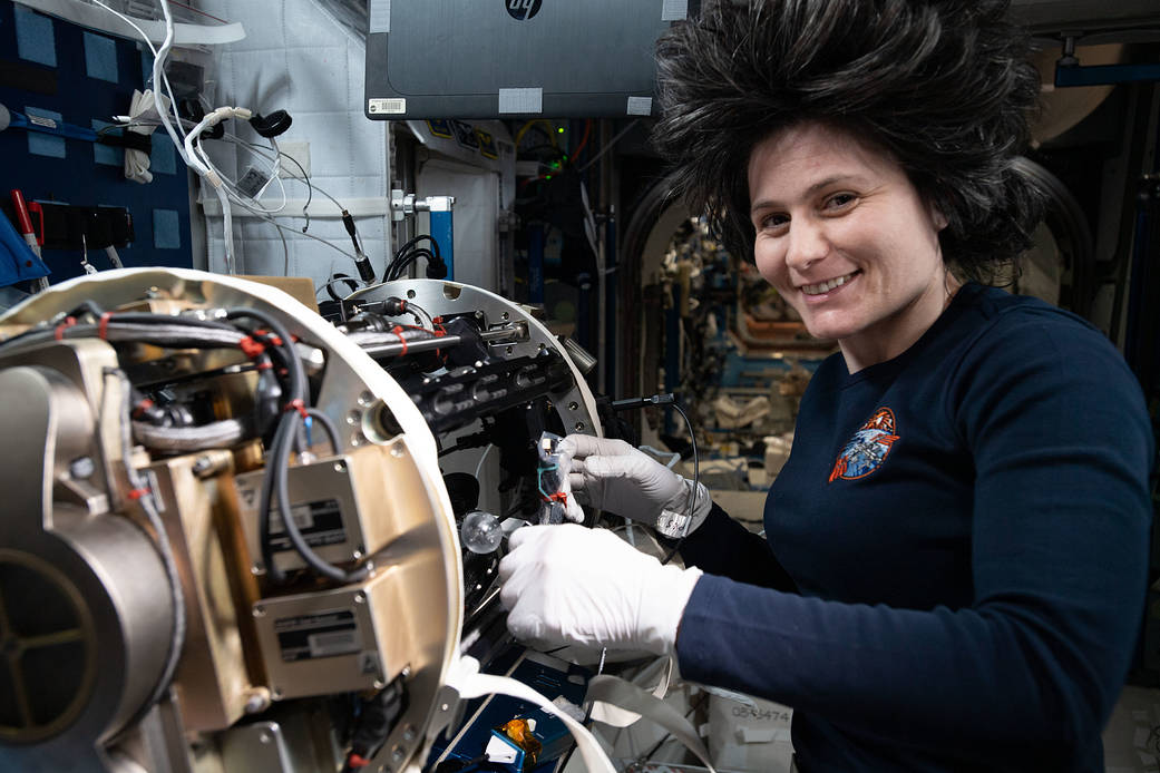 Astronaut Samantha Cristoforetti reconfigures combustion research components