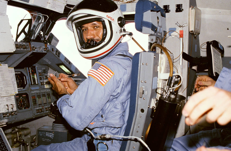 bhm_bolden_sts-61c_in_pilot_seat_for_reentry