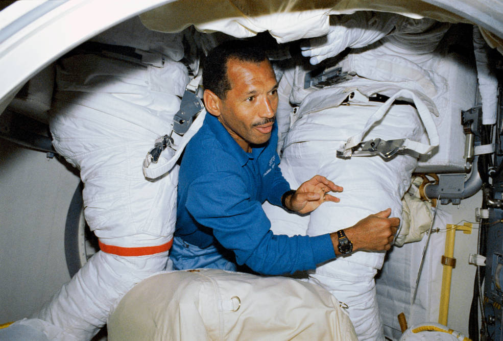 bhm_bolden_sts-31_in_airlock