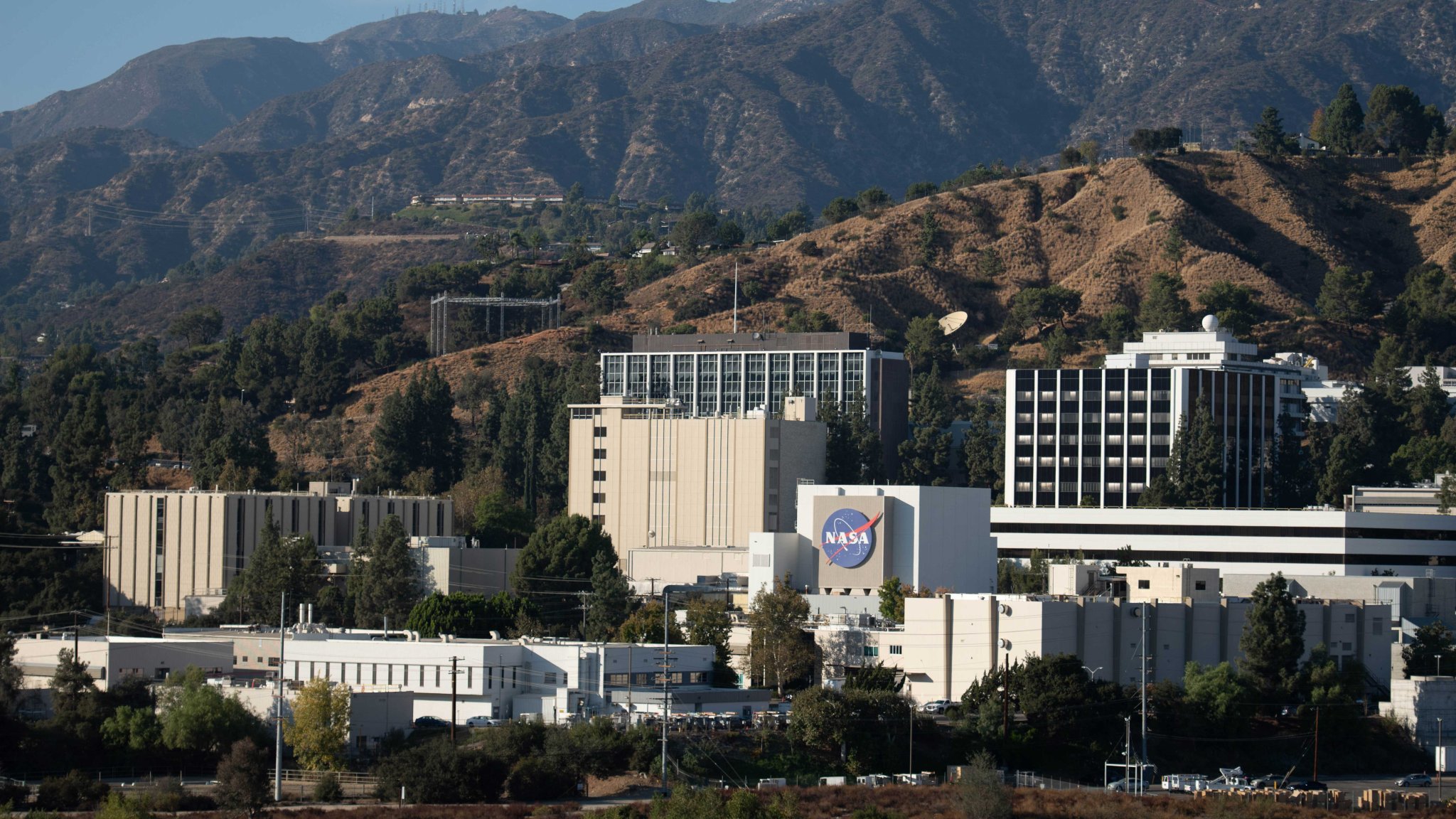 Image of the JPL campus, with the San Gabriel mountains in the background