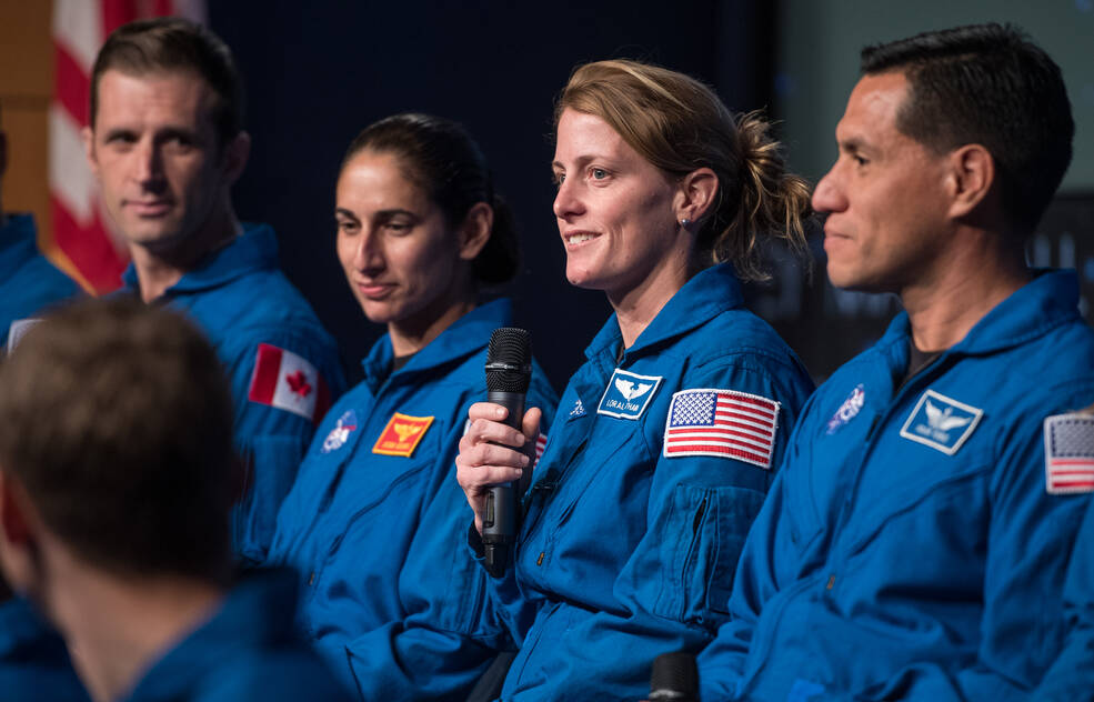 NASA astronaut candidate Loral OHara answers a question in the Webb Auditorium at NASA Headquarters in Washington. para ser Astronautas