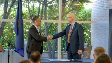 handshake-1-iGIx9V.jpg